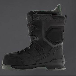 Zara NWT Snow boots. Monochromatic. Upper in a combination of materials Sz12/13